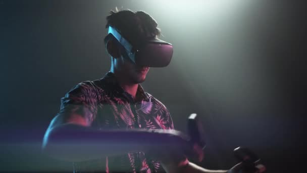 Αρσενικό Gamer σε VR ακουστικά κινούμενα χειριστήρια — Αρχείο Βίντεο