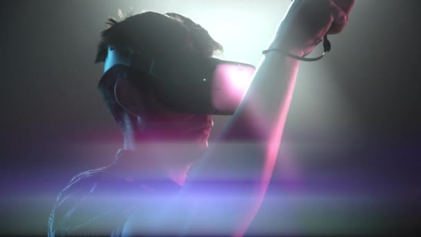 暗闇の中で遊ぶVRヘッドセットの男性ゲーマー — ストック動画