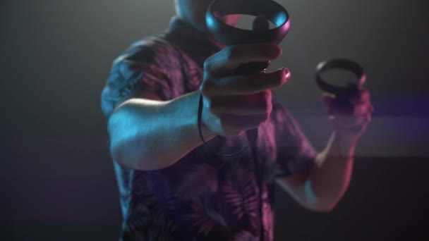 Vr Gamer spielen Virtual Reality Bogenschießen — Stockvideo