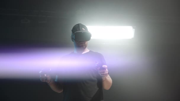 Gamer masculino em VR Headset atingindo — Vídeo de Stock