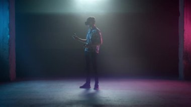 VR Kulaklıklı Adam Bekleme Kontrolörleri