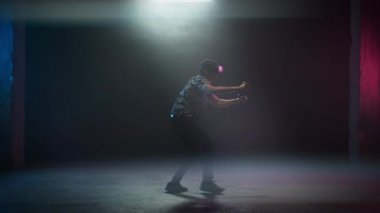 Zıplayan ve Çömelen VR Oyuncu
