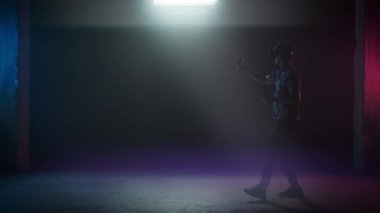 VR kulaklıklı Erkek Oyuncu Odada Yürüyor