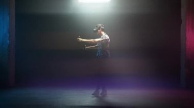 VR kulaklıklı oyuncu Yanıp sönen ışıklarla oynuyor