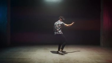 VR Kulaklıklı Oyuncu Kontrolcülerle Oynuyor
