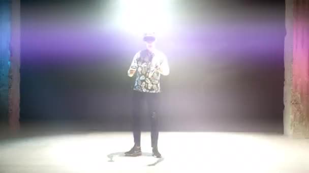Gamer masculino no fone de ouvido VR entre luzes piscando — Vídeo de Stock