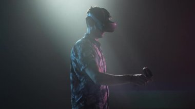 VR Kulaklıklı Erkek Oyuncu Denetleyici Kullanıyor