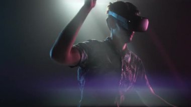 VR Kulaklıklı Oyuncu Hareketi ve Oynaması
