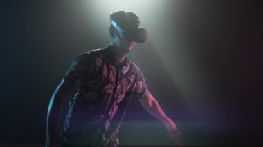 Vr Oyuncu Parlak Işıklarda Hareket Ediyor