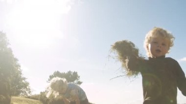 Yürüyen Çayır Çimeni Kameraya Atıyor