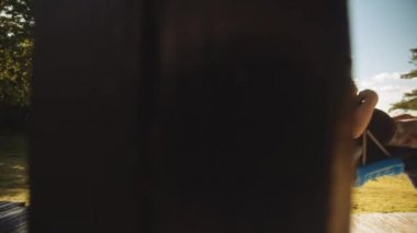 Sallanan Genç Kardeşler