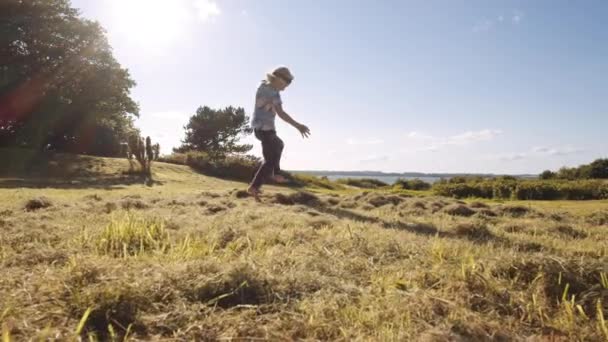 Boy Pirang Berjalan Dan Bermain di Meadow — Stok Video
