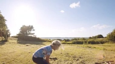 Çayıra Kuru Çimen Atan Çocuk