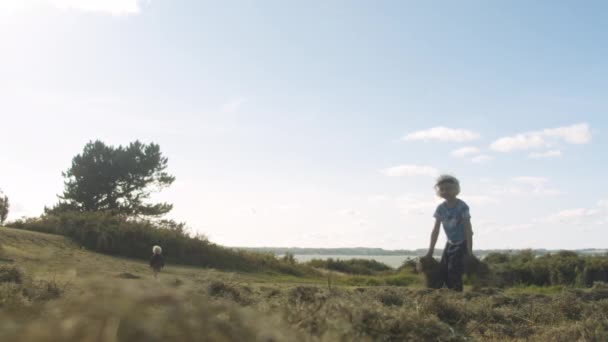 Молодой мальчик бросает траву с немного ярче — стоковое видео
