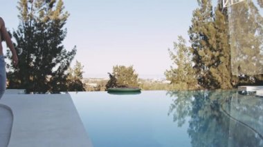 Kotlu Adam Sonsuzluk Havuzu 'na Dalıyor