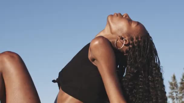 포울 사이드 에사는 아름다운 흑인 여자 — 비디오