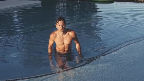 Giovane uomo lasciando piscina in jeans — Video Stock