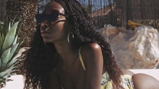 美丽的黑人女人在湖边放松 — 图库视频影像