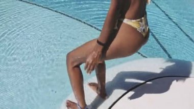 Havuzda Bikini Giyen Güzel Genç Kadın