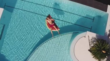 Havuzda Karpuz Üzerinde Rahatlayan Adam Üzerine İHA