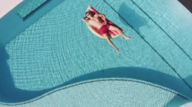 Şişme Havuzda Yüzen Adam Üzerine İHA