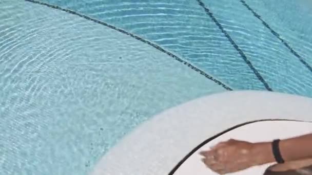 Schöne junge Frau im Bikini am Pool — Stockvideo