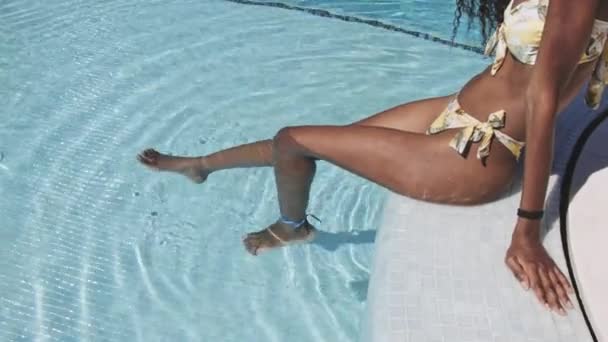 Schwarze Frau entspannt sich am Pool — Stockvideo