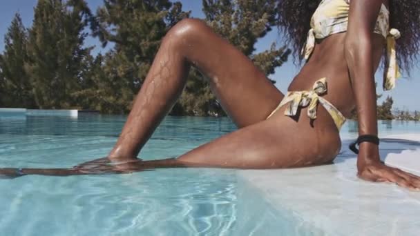 Czarna kobieta relaks na basenie — Wideo stockowe
