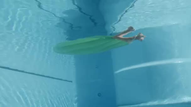 Homme flottant sur gonflable dans la piscine — Video