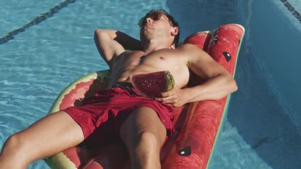 Relaxant jeune homme sur Lilo dans la piscine — Video