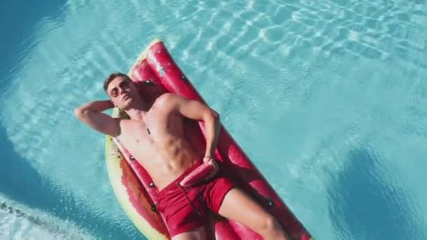 Беспилотник над человеком на надувной в бассейне — стоковое видео