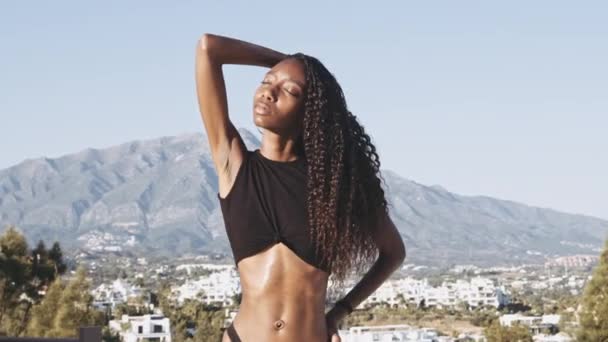 美丽的年轻黑人女子在普尔塞德 — 图库视频影像