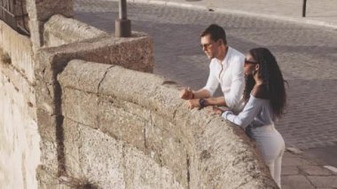 Turistler Ronda 'dan Manzaranın keyfini çıkarıyorlar