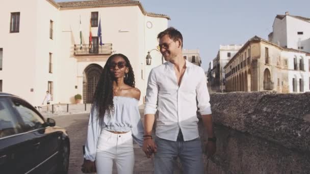 Casal turístico bonito em Ronda — Vídeo de Stock