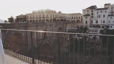 Ronda 'yı görmek için Korkuluklara Yürüyen Genç Çift