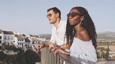 Genç turistler Ronda Manzarasının tadını çıkarıyor