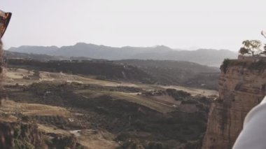 Malaga manzarasına bakan turist çifti