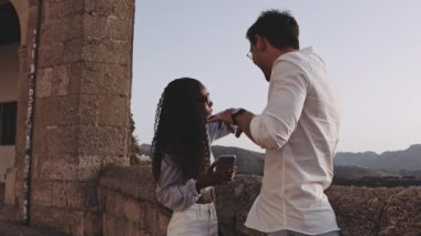 Ronda 'da Akıllı Telefonlu Erkek ve Kız Arkadaşı