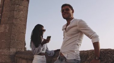 Ronda 'da Turist Kız ve Erkek Arkadaşı