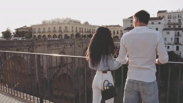 Mladý turistický pár při pohledu na Rondu — Stock video
