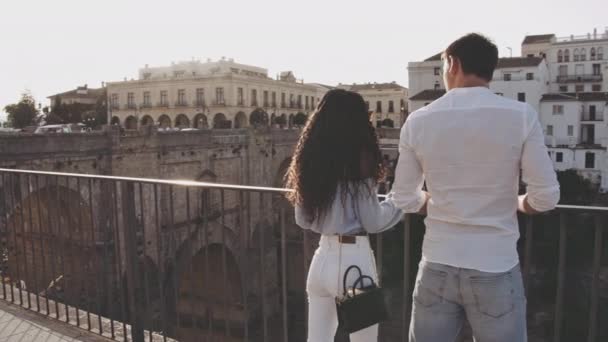 Joven pareja de turistas mirando a Ronda — Vídeos de Stock