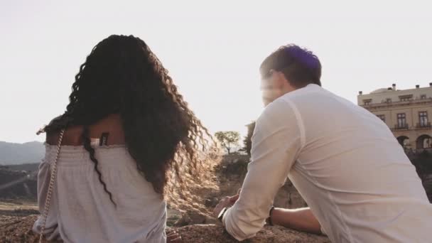 Joven pareja de turistas disfrutando de Ronda View — Vídeo de stock