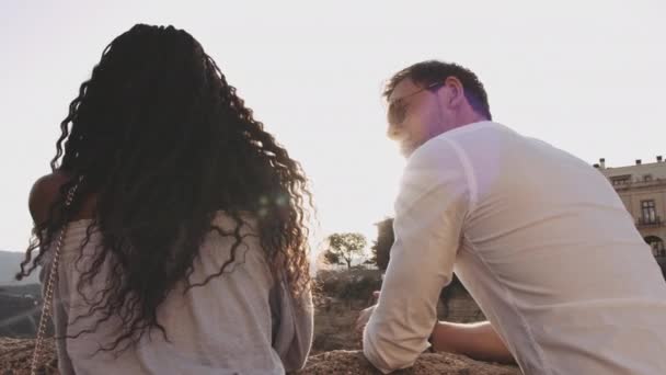 Молодая пара наслаждается видом на Ронду — стоковое видео
