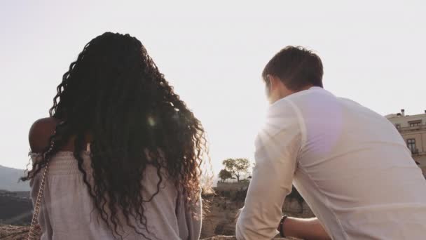 Pareja de vacaciones disfrutando de Ronda View — Vídeos de Stock