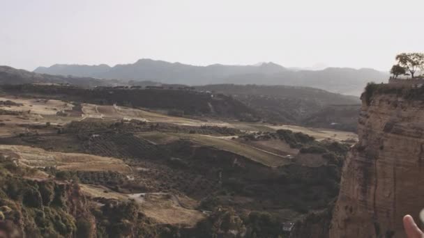 Pareja de turistas mirando el paisaje de Málaga — Vídeo de stock