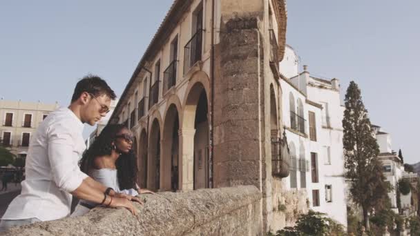 Jonge toeristen genieten van uitzicht vanaf Ronda — Stockvideo