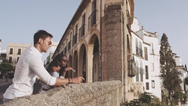 Jong toeristisch paar op de muren van Ronda — Stockvideo