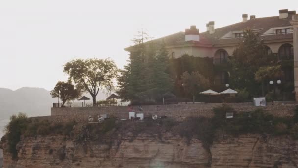 Sonnenuntergang über Building Sat Cliff Edge in Ronda — Stockvideo
