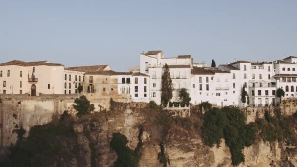 Solbelysta byggnader i Ronda Village — Stockvideo