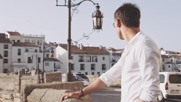 Stilig turist i Ronda i Spanien — Stockvideo